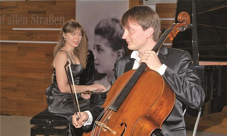 Eine aufregende Reise in die Welt der klassischen Musik Vielfach ausgezeichnete Künstler verzauberten mit ihrem Neujahrskonzert: Anna Fedorova (Piano) und Benedict Kloeckner (Violincello). US