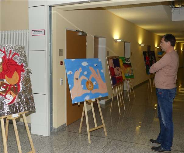 Vielfältig, fantasievoll und farbenprächtig präsentieren sich die Exponate der Schüler/innen von der IGS Maifeld.