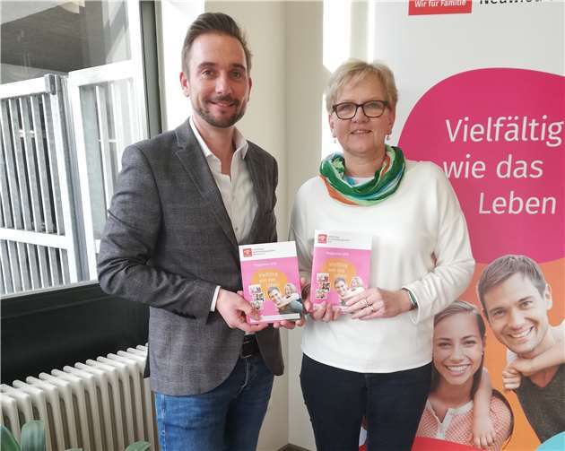 Vielfältig wie das Leben ist das neue Programm der Kath. Familienbildungsstätte, welches neben der klassischen Elternbildung viele Kreativ-, Informations- und Freizeitangebote für alle Menschen bietet. Im Bild zu sehen: Nils Zimmermann, Geschäftsführende Leitung und Ute Gilles-Adenauer, Pädagogische Leitung der Kath. Familienbildungsstätte Linz. Foto: FBS Neuwied