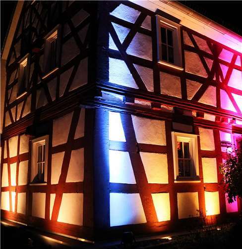 Vielfarbig angestrahlt wurden die Fachwerkbauten in Szene gesetzt.
