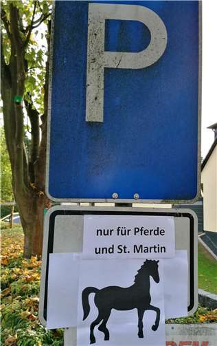Vielleicht stellt ja im kommenden Jahr jemand ein extra Parkschild für Sankt Martin und sein Pferd auf? Foto: SCHÜ