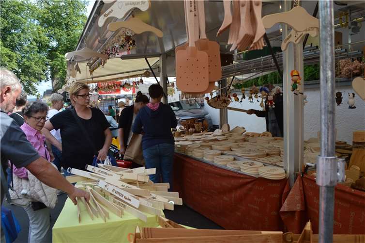 Vielseitige Holzarbeiten gab es zu kaufen.