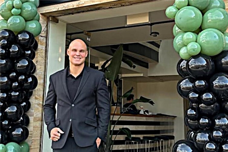 Vielseitiger Sportförderer und Ex- Basketballe, Uwe Hochhalter vor seinen Project-Vegan