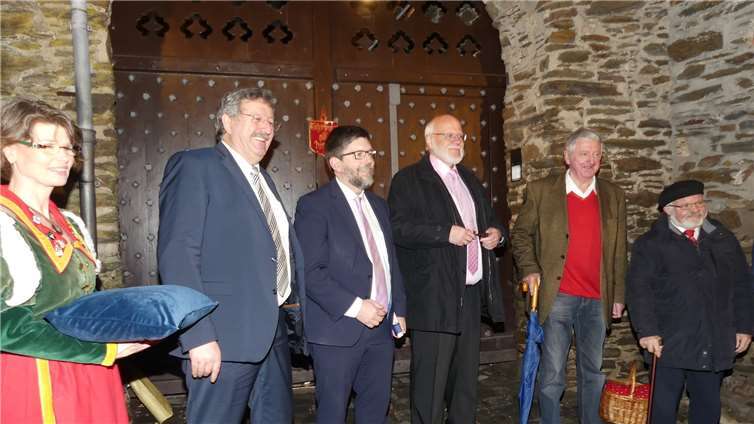 Vier Cochemer Stadtbürgermeister bedankten sichbei dem scheidenden Burgherrn für dessen Engagement. Fotos: TE