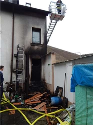 Vier Einsatzfahrzeuge und 25 Kameraden löschten den Brand dieses Hauses in Bad Neuenahr Ortsteil Heppingen.
