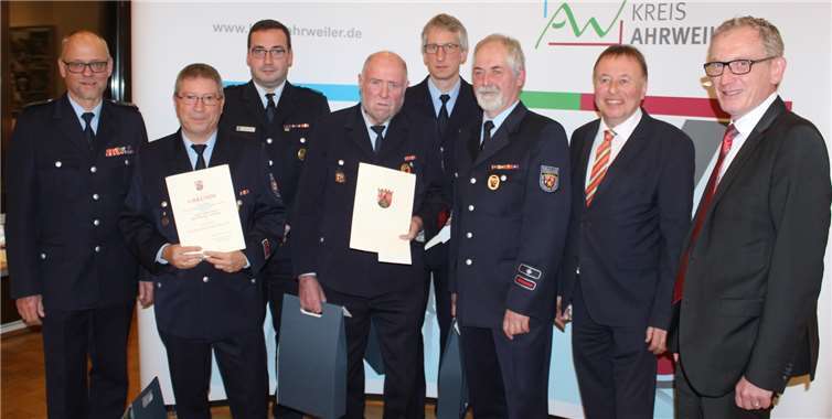 Vier Feuerwehrmänner aus Bad Neuenahr-Ahrweiler erhielten das Goldene Feuerwehr-Ehrenzeichen. DU