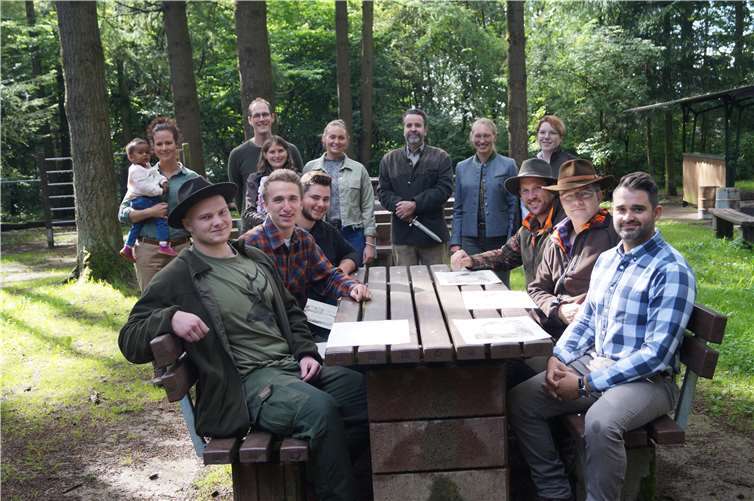 Vier Frauen und acht Männer erhielten an der Drei-Eichen-Hütte ihren lang ersehnten Jägerbrief.Fotos: Benedikt Schmitt
