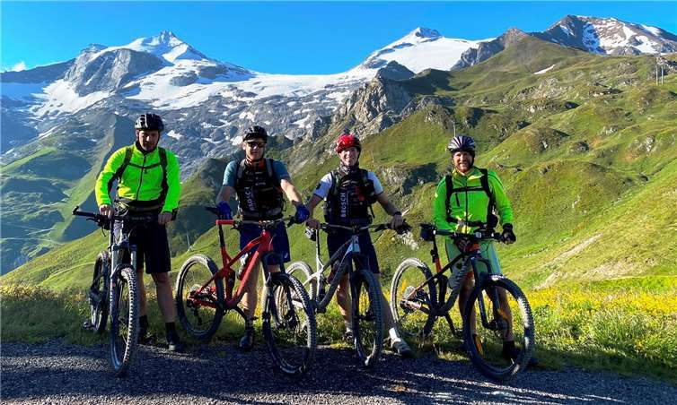 Vier Gipfelstürmer des Lauftreffs Puderbach absolvierten die „Alpencross Challenge“ von Garmisch nach Riva/Gardasee mit dem Mountainbike. Das Foto zeigt das Radquartett am Tuxer Joch Haus: Philip Lauber, Michael Hoben, Jendrik Graß und Sven Dau. Im Hintergrund links ist die Gefroren Wand Spitzen 3288m und hinten Mitte rechts die Olperer 3476m zu sehen! Fotos: Lauftreff Puderbach