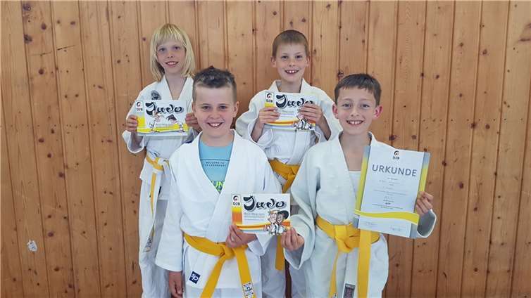 Vier Judoka aus Hambuch haben ihre Gürtelprüfung im Judo bestanden: V.li. Marius Wölwer, Philipp Rak, Clemens Schmitt und Niklas Schneiders bestanden ihre Gürtelprüfungen im Judo.  Foto: privat