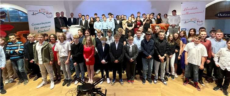 Vier Klassen der Realschule plus unterschrieben an dem BiG-Abend ihre persönliche BiG-Garantie. Fotos: privat