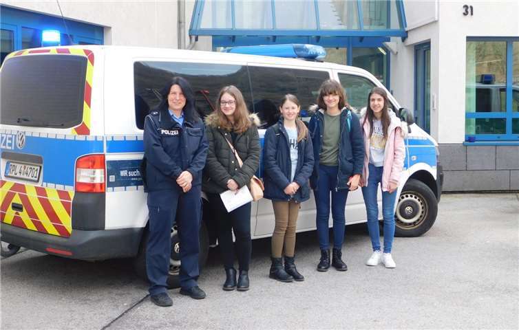 Vier Mädchen haben beim „Girls Day“ bei der Polizei in Cochem einen Einblick in die Polizeiarbeit erhalten.Foto: Polizei