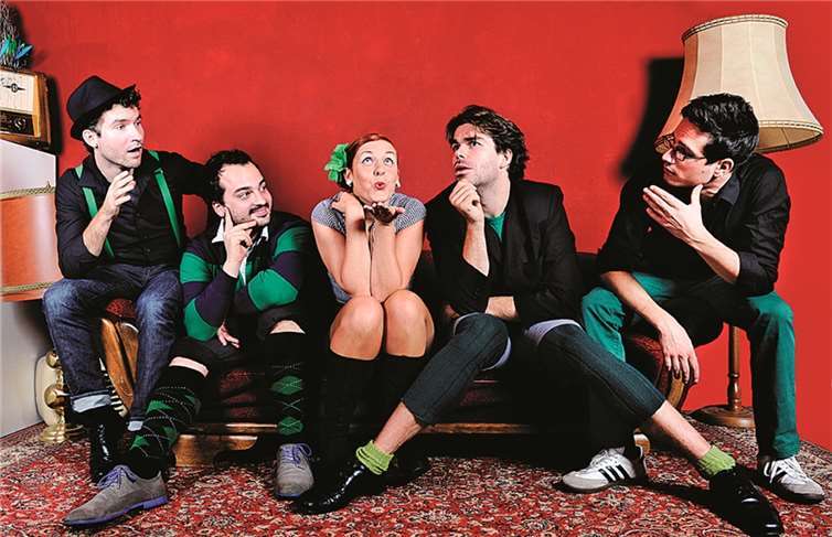 Vier Männer und eine Frau sind UNDUZO. Privat