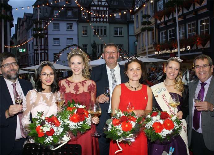 Vier Majestäten und drei Cochemer Bürgermeister freuten sich schon bei der Eröffnung des Weinfestes über den guten Besucherzuspruch. TE