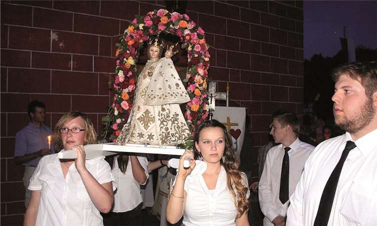 Vier Mitglieder des Jungmädchenvereins trugen die von einem Rosenbogen gesäumte Wallfahrtsmadonna durch Bruchhausen.  DL