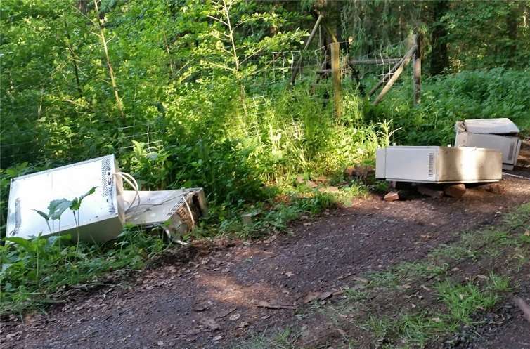 Vier Nachtspeicheröfen wurden im Gemeindewald Dreikirchen illegal entsorgt. Foto: Pressestelle derKreisverwaltung