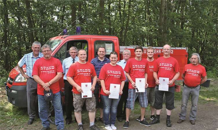 Vier Neuaufnahmen konnten Bürgermeister Johannes Bell (5.v.l.) und Wehrleiter Karl Oelsberg (3.v.l.) bei der Feuerwehr Schalkenbach-Vinxt vornehmen, worüber sich auch Ortsbürgermeister Toni Harst (l.), Fördervereinsvorsitzender Axel Sturm (2.v.l.) sowie Wehrführer Bernd Müller (5.v.r.) und sein Stellvertreter Rolf Steinhaus (r.) freuten.WK