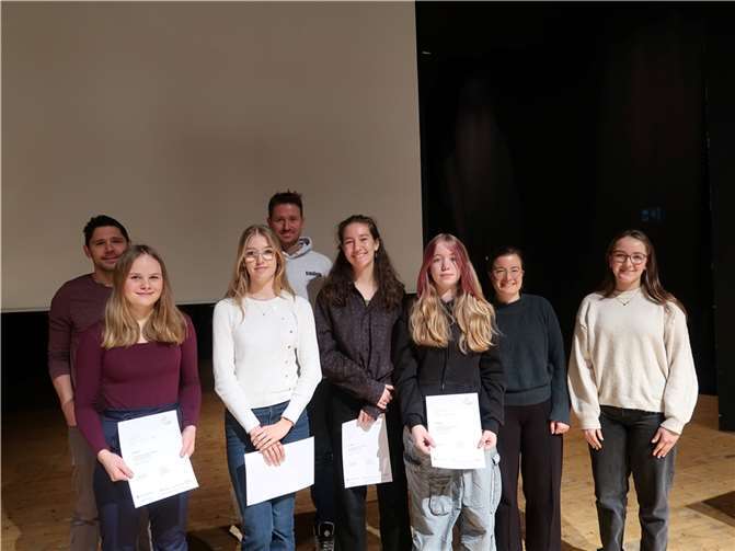 Vier Schülerinnen, jeweils eine aus jeder der vier neunten Klassen, hatten sich für das Finale qualifiziert: Anouk Maurer aus der 9a, Arianna Schanz aus der 9b, Elina Langer aus der 9c und Clara Jansen aus der 9d. Foto: privat