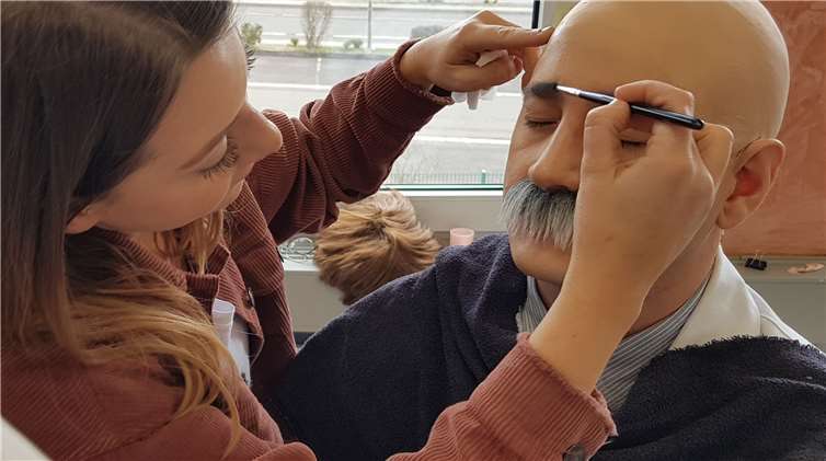 Vier Stunden dauerte es, bis der Grenzhäuser Andre Geilen in einen Glatzkopf verwandelt war.