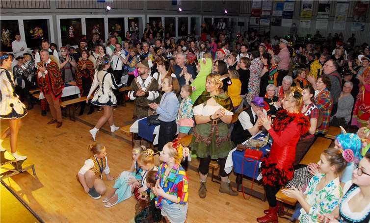 Vier Stunden lang konnte sich das Publikumin der voll besetzten Maischeider Sporthalle anden Programmpunkten der Prunksitzung erfreuen.