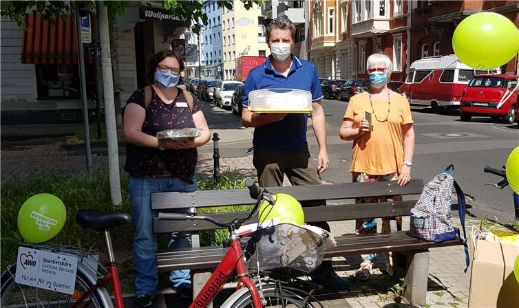 Vier Stunden waren die Überbringer unterwegs, um den Nachbarn einen schönen Tag zu bereiten. Foto: privat