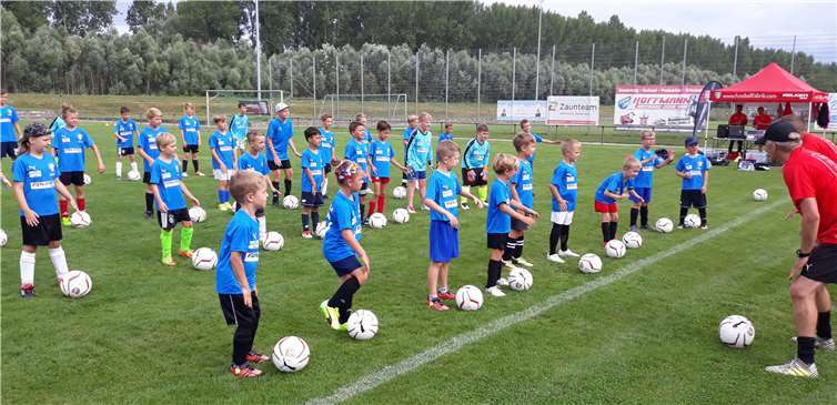 Vier Tage Fußballcamp warten auf die kleinen Fußballerinnen und Fußballer. Foto: SV Wachtberg