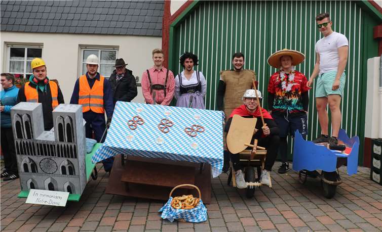 Vier Teams traten mit den verschiedensten Karren gegeneinander an. Fotos: LFR