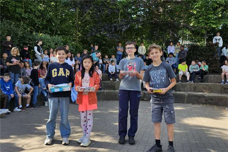 Vier Teilnehmern gelang es sogar, einen zweiten oder dritten Landespreis zu gewinnen. Hierfür wurden sie mit Urkunden und Preisen ausgezeichnet. Foto: Grundschule St. Martin Remagen