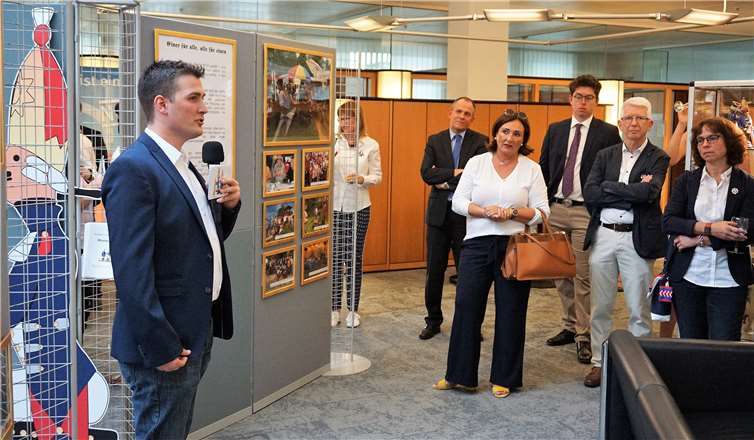 Vier Themenblöcke ermöglichen bildreich Einblicke in die 6 x 11-jährige Geschichte der Ehrengarde.