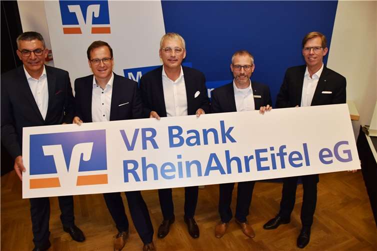 Nicht fusionieren, sondern heiraten Vier Vorstände präsentieren das Firmenlogo. Walter Müller (li.) verlässt die Vorstandsriege im November. Fotos: HEP