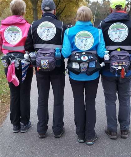 Vier Walker aus den Niederlanden, die für den Rhein-Ahr-Marsch 2018 Werbung machen.