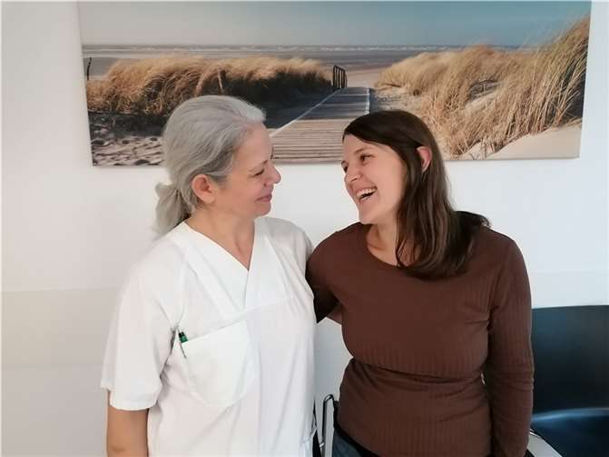 Vier Wochen nach der spektakulären Entbindung von Viktoria Engers zweitem Kind trifft die junge Mutter Dr. Fadime Tokatli wieder und berichtet dankbar, wie es ihrem Baby geht. Foto: Beate Christ