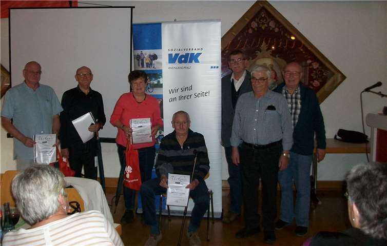 Vier anwesende Mitglieder wurden für ihre zehnjährige Mitgliedschaft und Treue zum Verband mit Urkunde und Ehrennadel ausgezeichnet.Foto: privat