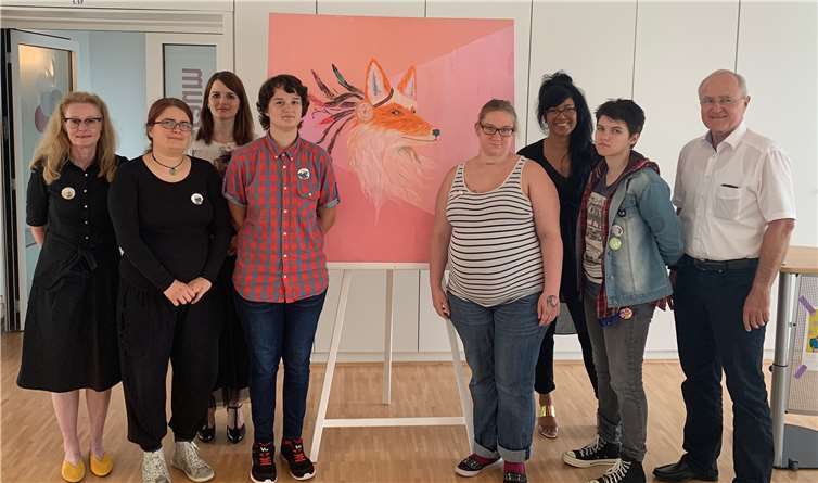 Vier der Künstlerinnen standen den Besuchern der Vernissage für alle Fragen zur Verfügung: (v.l.) Elke Dörr-Hosseini (Leiterin Projekt MOEWE), Judith Sinan, Sarah Runkel, Desiree Grochelewski, Eveline Mürlebach (Leiterin Offenes Atelier), Anastasia Wambolt, Manfred Plag (Leiter Jobcenter).Foto: privat
