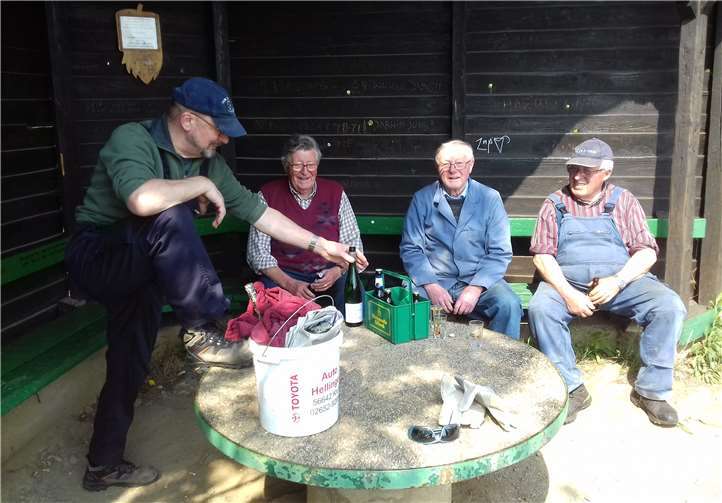 Vier der „Schaffer“ aus der Ehrenabteilung der Wehr beim verdienten Feierabendschluck. Foto: privat