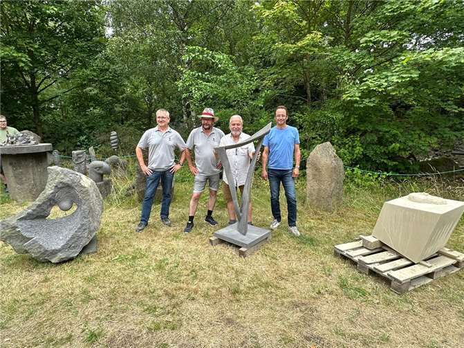 Vier, der sechs Teilnehmer des 3. Mendiger Steinhauersymposiums (von links): Thomas Müller, Werer Geilen, Guido Krämer und Alexander May.  Foto: Stefan Pauly/VG-Verwaltung Mendig