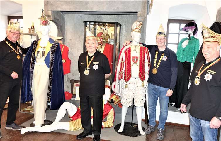 Vier ehemaligen Thurer Karnevalprinzen trafen sich im Karnevalszimmer der Großen Ka + Ki zum Gedankenaustausch in unschönen Coronazeiten unter den entsprechenden Hygiene-Bedingungen. Foto:Jürgen Grab