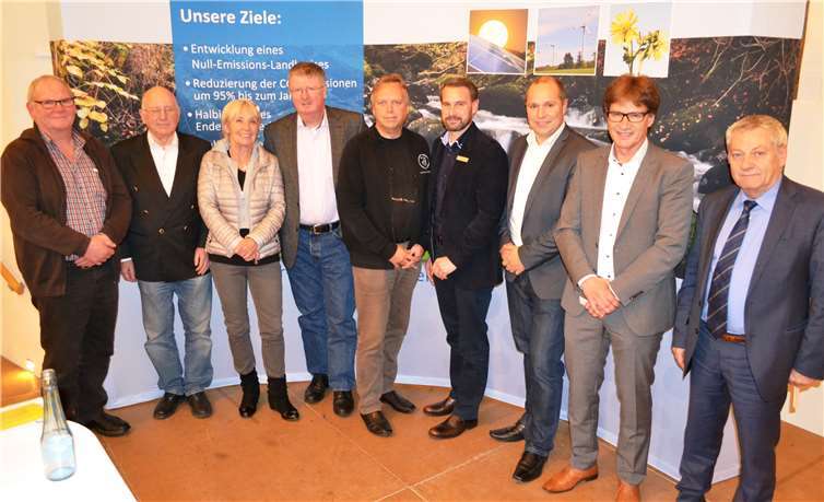 Vier glückliche Gewinner aus dem Kreisgebiet freuen sich auf den Fahrspaß mit den Elektroautos. Ob diese den Alltagstest bestehen werden?privat