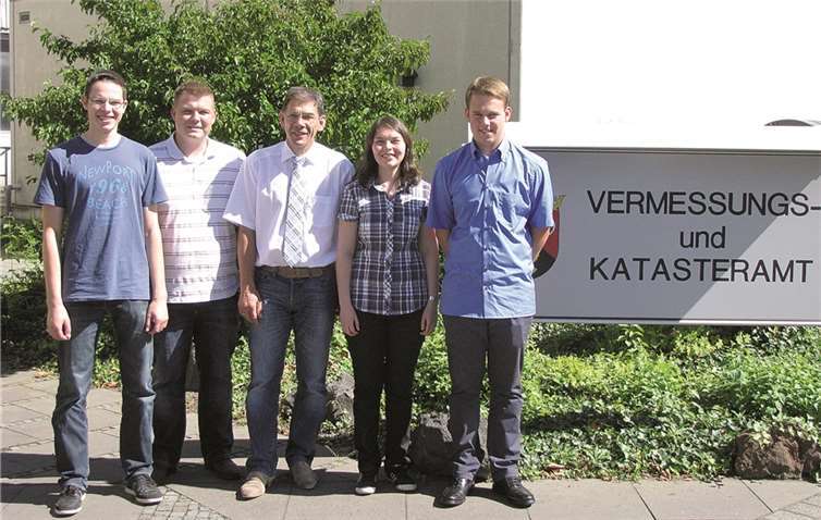 Vier junge Erwachsene haben ihre Ausbildung zum Geomatiker begonnen.  Privat