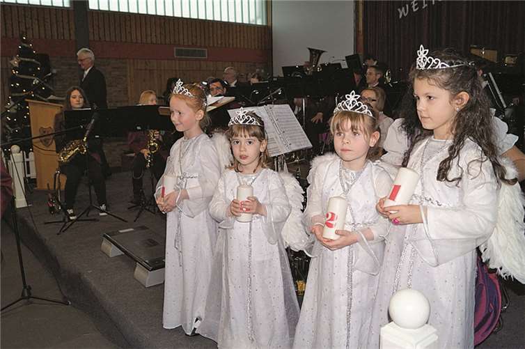 Vier kleine Engelchen brachten in die Brohler Mehrzweckhalle das Licht des Advents.TT