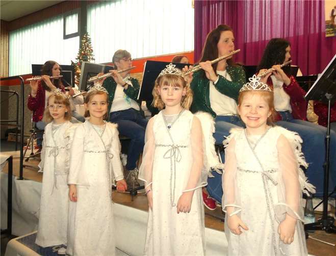 Schönes Weihnachtskonzert mit vier kleinen Engeln Vier kleine Engelchen brachten zum Weihnachtskonzert vier Adventskerzen zur Bühne, die dort entzündet wurden.