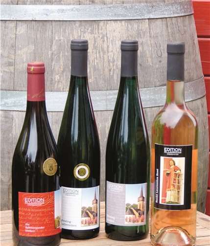 Vier köstliche Weine aus der Region bietet der Kirchenbauverein St. Laurentius Oberwinter e.V. in diesem Jahr wieder an.privat