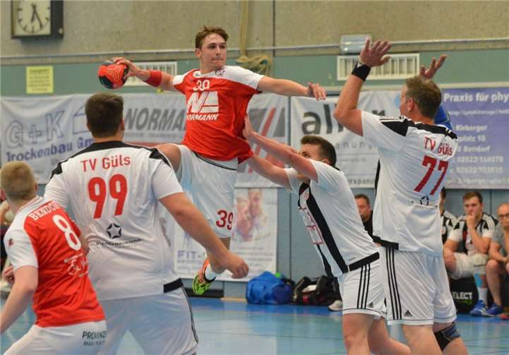 Vier mal konnte sich Jannis Hofmann gegen die Gülser Abwehr durchsetzen und den Ball im Tor versenken. privat