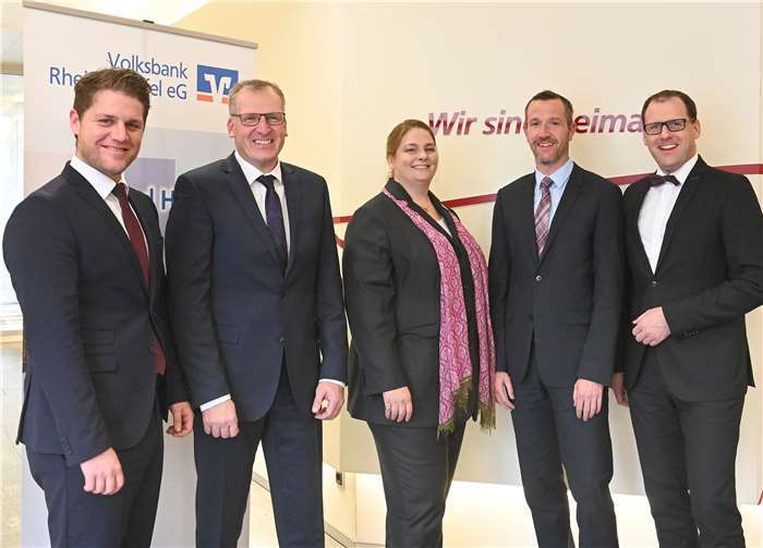 Vier neue Filialleiter der Volksbank RheinAhrEifel im Ahrtal (von links): Benjamin Kopp (zugleich Teamleiter, Filiale Bad Neuenahr), Thomas Steinkämper (Filiale Heimersheim), Bernadette von Twickel (Filiale Mittelzentrum), Christian van de Loo (Filiale Ahrweiler) zusammen mit Thomas Theisen, Direktor Regionalmarkt AhrBrohltal. Volksbank RheinAhrEifel eG
