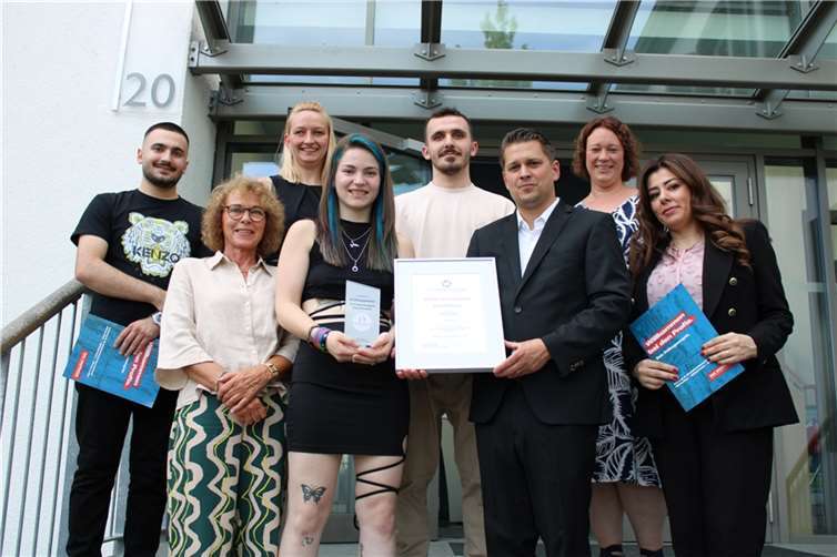 Vier neue Gesellinnen und Gesellen im Friseur-Handwerk erhielten aus den Händen von Obermeister Daniel Röber im feierlichen Rahmen ihre Abschlusszeugnisse.