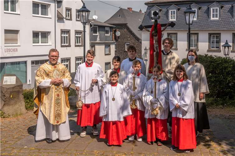 Vier neue Messdiener wurden durch Kaplan Dominik Schmitt (li.) in der Pfarreiengemeinschaft Mendig begrüßt.  Foto: privat