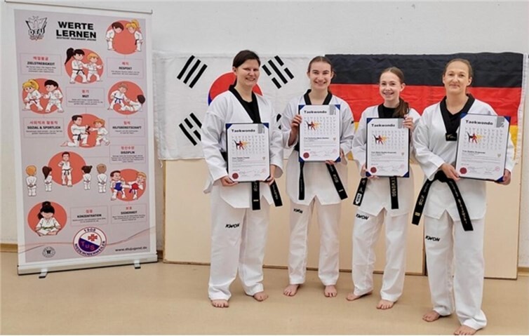 Vier neue Schwarzgurte beim TuS Niederoberweiler.  Foto: privat