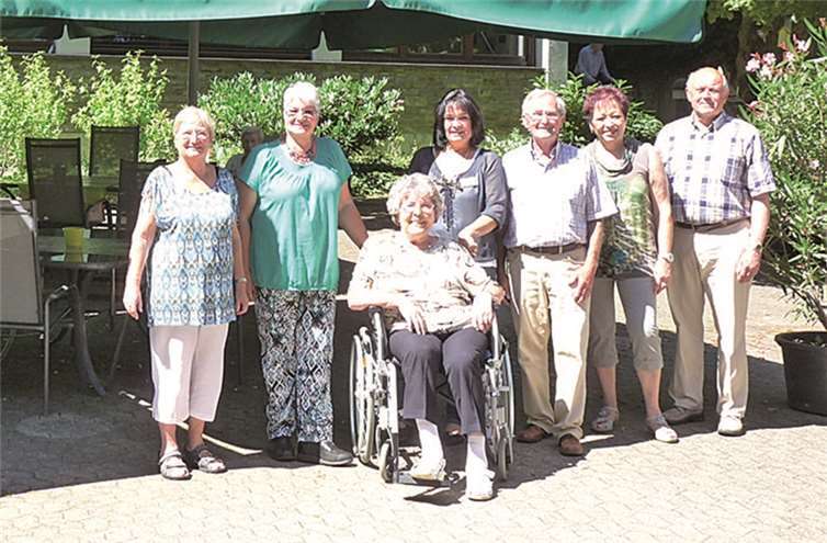 Vier neue Sonnenschirme sorgen nur für den nötigen Schatten im Hof des Seniorenheims. privat