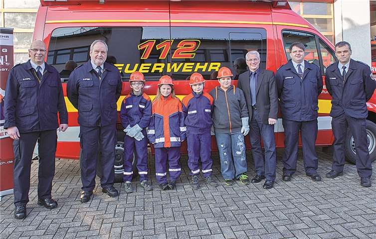 Vier stolze Kinder, die jetzt zur Jugendfeuerwehr wechseln, umrahmt von Wehrleiter Dirk Kuhl, Dieter Stein, Volker Mendel, Oliver Hoffmann und Thomas Schmidt (v. l.). Wolfgang Tischler