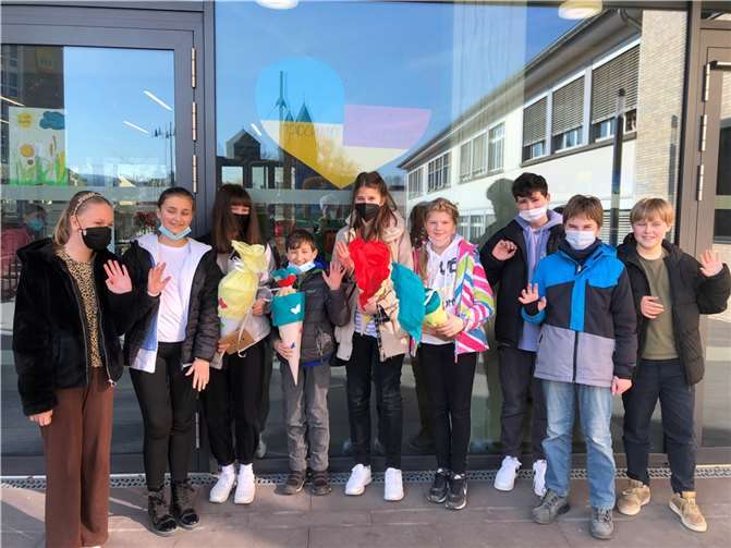Vier ukrainische Kinder besuchen nun die St. Franziskus-Schule in Koblenz. Zum Start erhalten sie Schultüten und Unterstützung durch gleichaltrige Patinnen und Paten.  Foto: St. Franziskus-Schule