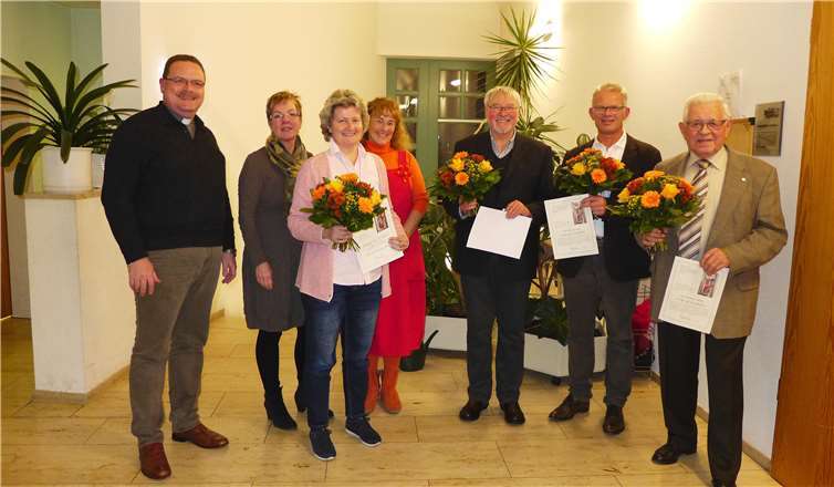 Vier verdiente Chormitglieder konnten im Rahmen des Festes geehrt werden: Pfarrer Bernhard Dobelke (v. l.), Sabine Althoff-Diedrichs, Susanne Röhrich-Michael, Christiane Goeke-Goos, Manfred Wilhelm, Michael Quast und Klemens Spittel.  privat